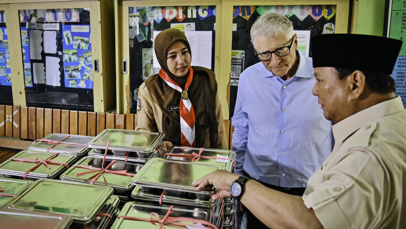 Presiden RI Prabowo Subianto bersama tokoh filantropi dunia Bill Gates berkunjung ke SD Jati 03, Jakarta, pada Rabu (7/5/2025), guna meninjau langsung pelaksanaan program MBG. (Foto: BPMI Setpres)