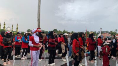 Hujan Tak Redakan Semangat Ibu-Ibu, Ikuti Senam Jantung Sehat di Tenggarong Seberang