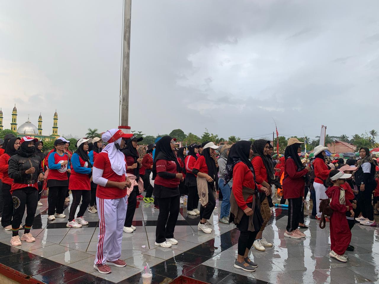 Hujan Tak Redakan Semangat Ibu-Ibu, Ikuti Senam Jantung Sehat di Tenggarong Seberang