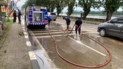 Oli Truk Tumpah di Jalan Wolter Monginsidi Timbau, Pengendara Diimbau Hati-Hati