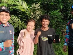 Disdamkarmatan Kukar Selamatkan Ponsel yang Dibuang Sepasang Kekasih Saat Berkelahi