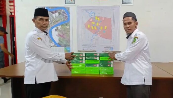 Dukung Pelayanan RT Lebih Maksimal, Pemdes Genting Tanah Salurkan Bantuan Ponsel