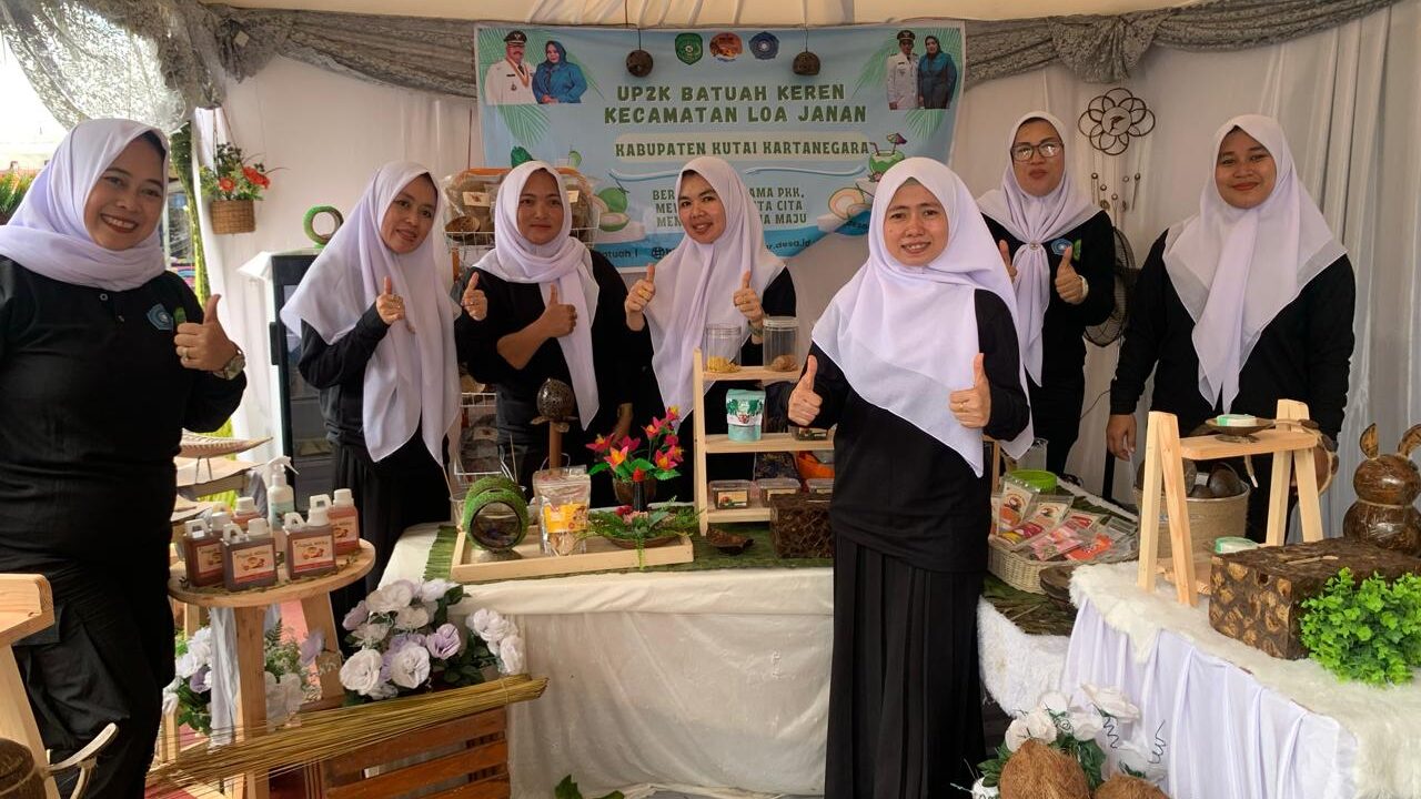 Desa Batuah Tampilkan 106 Produk Turunan Kelapa di HKG Ke-53 PKK Muara Badak