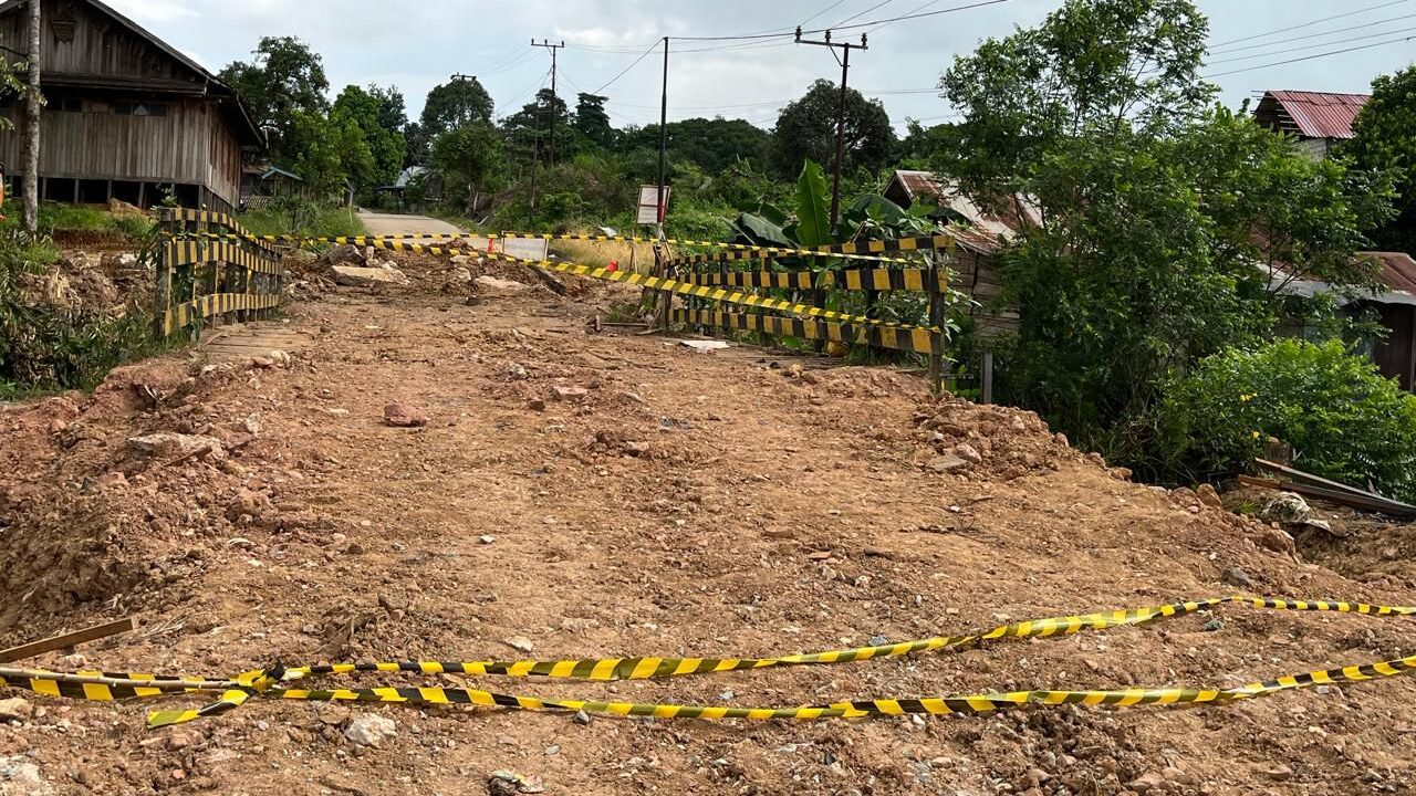 Jembatan Kayu Diperbaiki, Warga Desa Bukit Pariaman Tak Khawatir Lagi Melintas