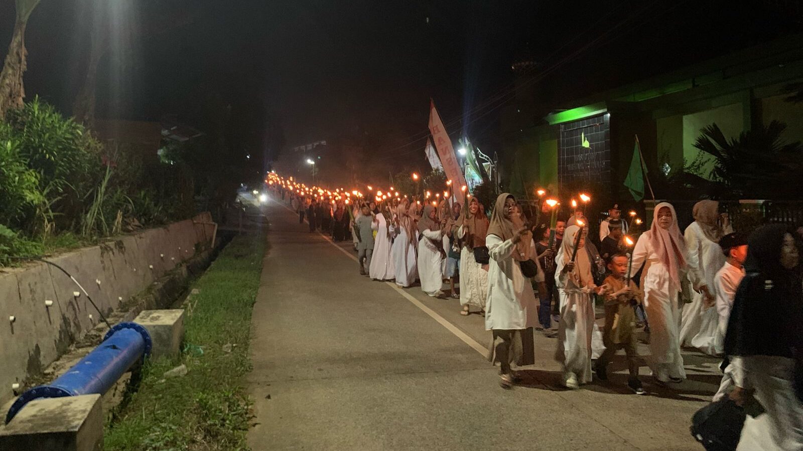 Sambut Satu Muharram 1447 Hijriah, Ratusan Obor Menyala di Kelurahan Maluhu