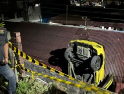 Mobil Terjun dari Gereja, Nyangkut di Atap Rumah Warga Balikpapan