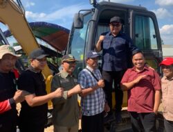 Dorong Pertanian Modern, Bupati Kukar Serahkan Ekskavator Mini untuk Petani Milenial Margahayu