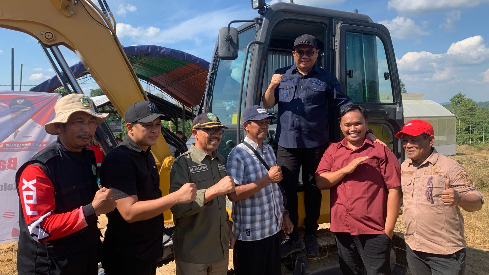 Dorong Pertanian Modern, Bupati Kukar Serahkan Ekskavator Mini untuk Petani Milenial Margahayu