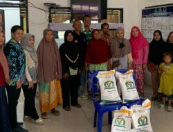 Masyarakat Bukit Biru Terima Bantuan Beras, Lurah Tegaskan Pentingnya Data yang Valid