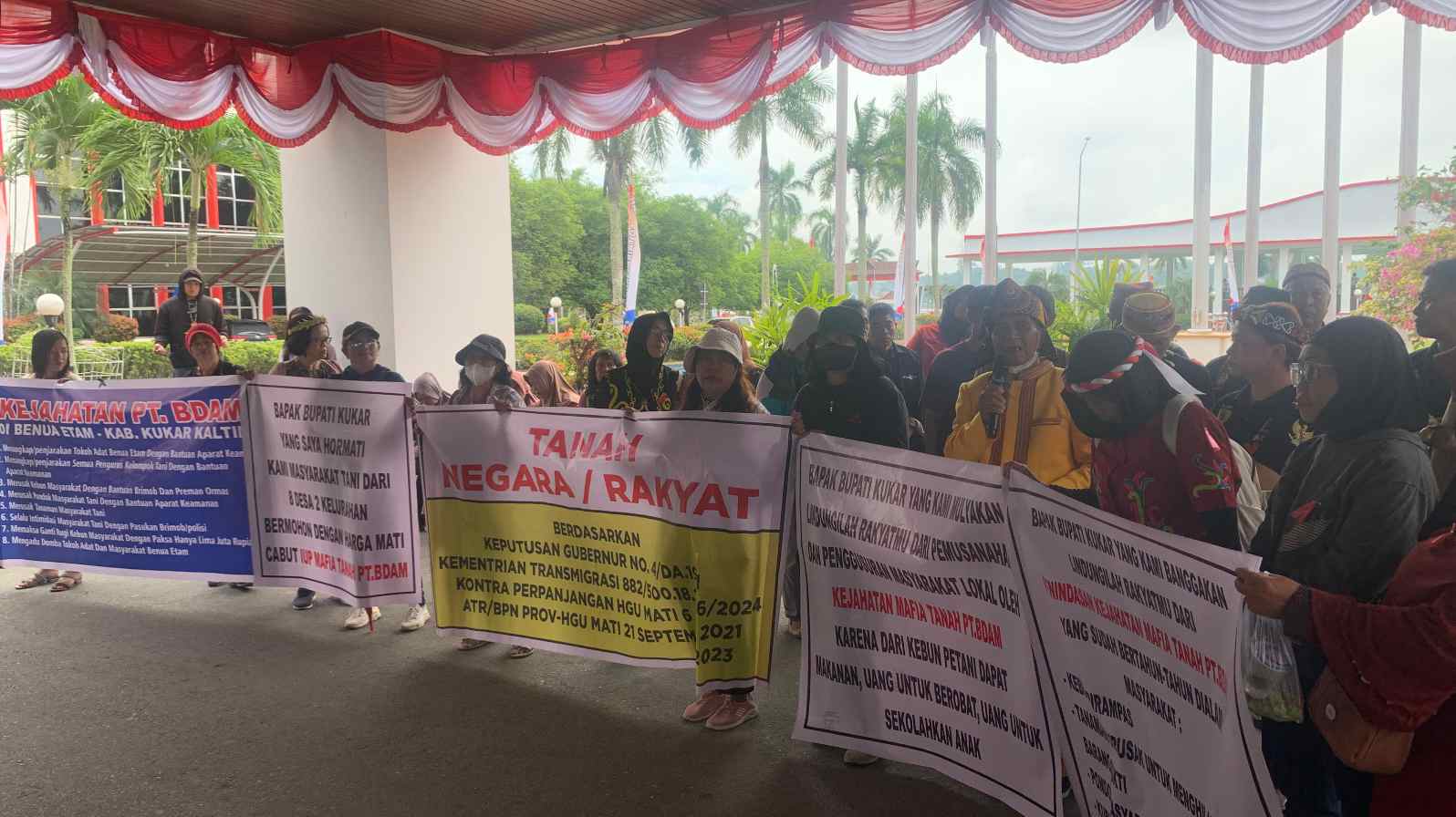 Aksi Demontrasi Warga di Kantor Bupati Kukar, Tuntut Penindakan Dugaan Pelanggaran Perusahaan