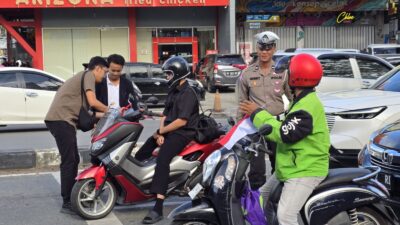 Peringati HUT Ke-80 RI, BEM Se-Balikpapan Bagikan Ratusan Bendera Merah Putih