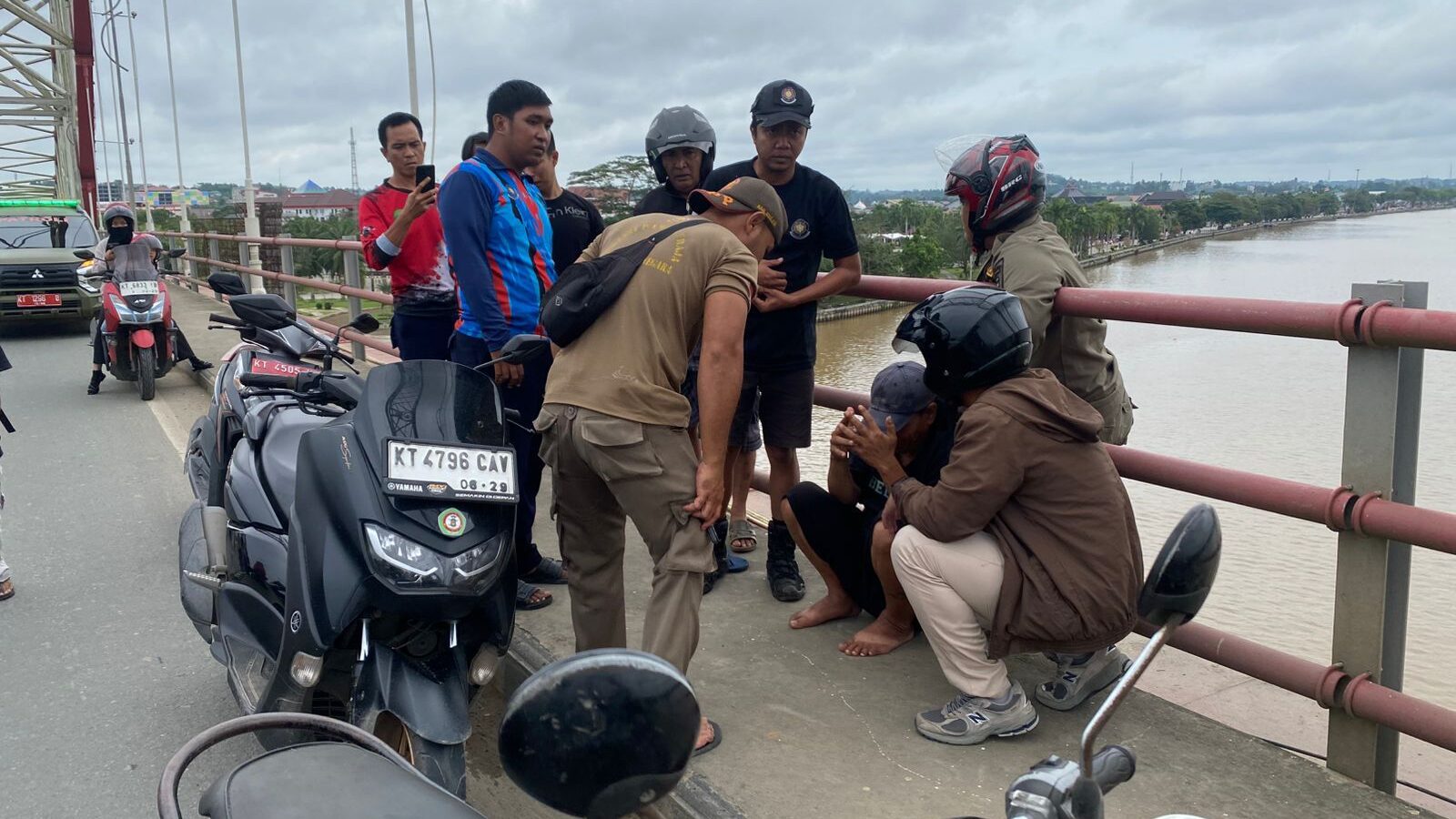Jangan Ditiru! Percobaan Bunuh Diri di Jembatan Kutai Kartanegara Berhasil Digagalkan