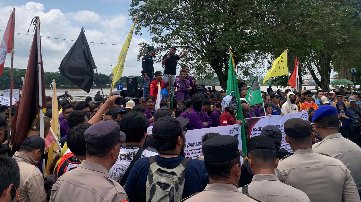 Aliansi Kukar Menggugat Geruduk Kantor DPRD, Layangkan 12 Poin Tuntutan