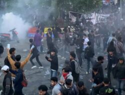 Memanas, Aksi Unjuk Rasa Depan Kantor DPRD Kaltim Dibubarkan