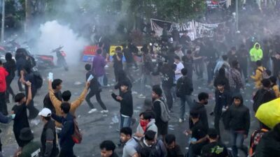 Memanas, Aksi Unjuk Rasa Depan Kantor DPRD Kaltim Dibubarkan