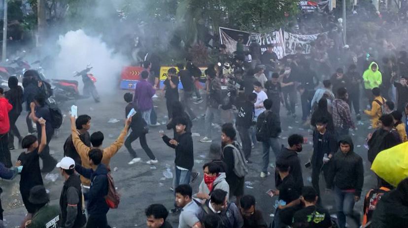 Memanas, Aksi Unjuk Rasa Depan Kantor DPRD Kaltim Dibubarkan