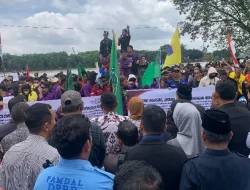 Ratusan Massa Aliansi Kukar Menggugat Penuhi Depan Kantor DPRD Kukar