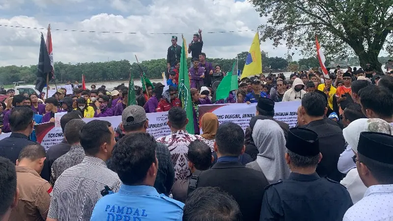 Ratusan Massa Aliansi Kukar Menggugat Penuhi Depan Kantor DPRD Kukar