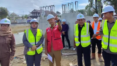 DPRD Kukar Tinjau Progres Pembangunan Jembatan Pendamping Jembatan Besi