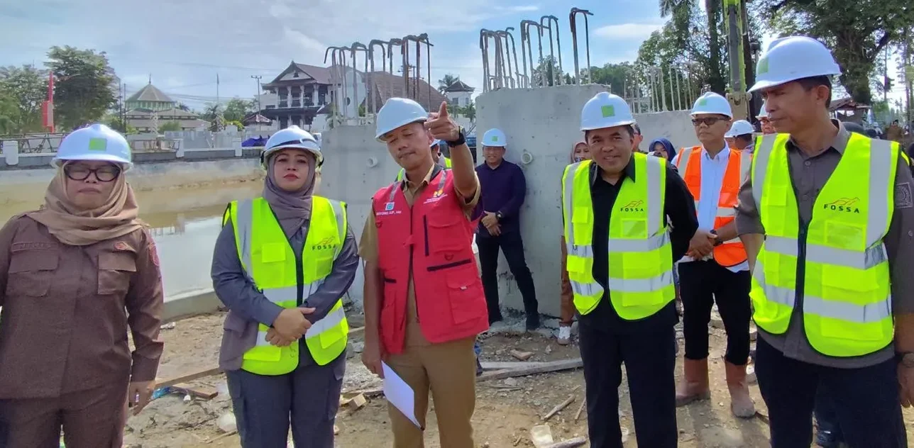 DPRD Kukar Tinjau Progres Pembangunan Jembatan Pendamping Jembatan Besi