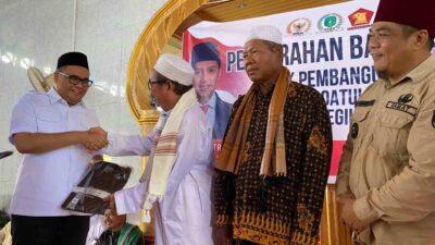 Bupati Kukar Serahkan Bantuan Rp200 Juta di Desa Segihan untuk Penguatan Rumah Ibadah