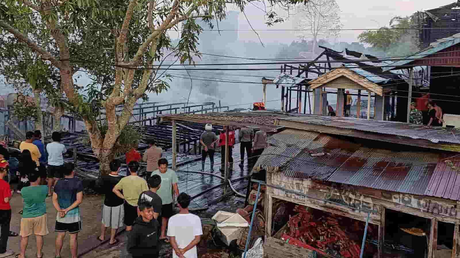 Menggila Dini Hari, Si Jago Merah Lalap Enam Rumah dan Bangunan Walet di Desa Liang