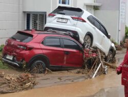Hujan Deras Sebabkan Banjir dan Longsor di Padang, Belasan Warga Meninggal Dunia