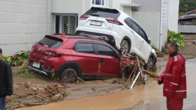Hujan Deras Sebabkan Banjir dan Longsor di Padang, Belasan Warga Meninggal Dunia