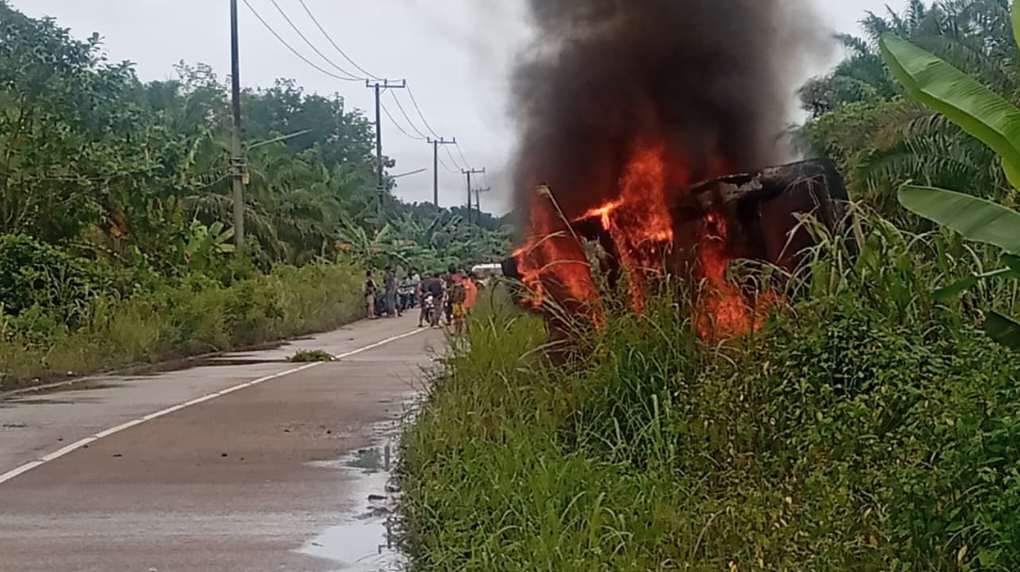 Kecelakaan di Long Lalang Tewaskan Pemotor, Bus Perusahaan Dibakar Massa