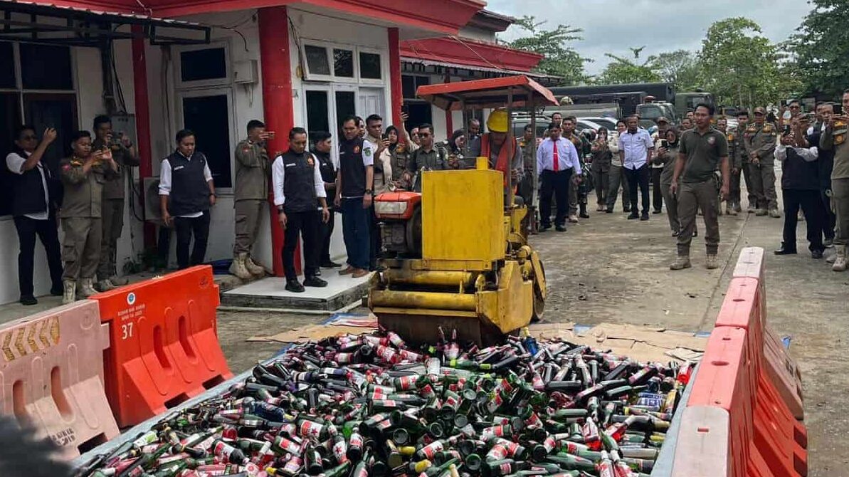 Satpol PP Kukar Musnahkan 1.191 Botol Miras Hasil Penertiban Trantibum