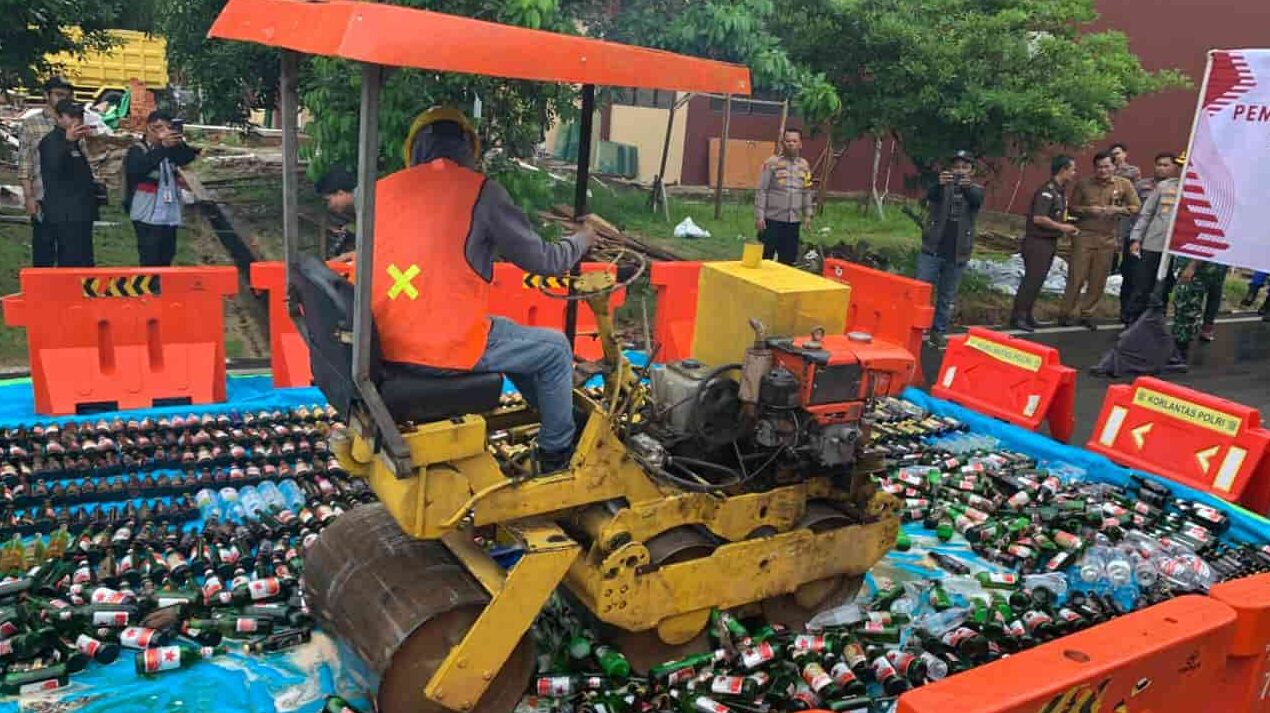 Polres Kukar Musnahkan Ribuan Botol Miras dan Ratusan Gram Narkoba Jelang Tahun Baru
