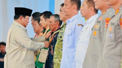 Capai Swasembada, Prabowo Anugerahkan Tanda Kehormatan kepada Menteri dan Petani