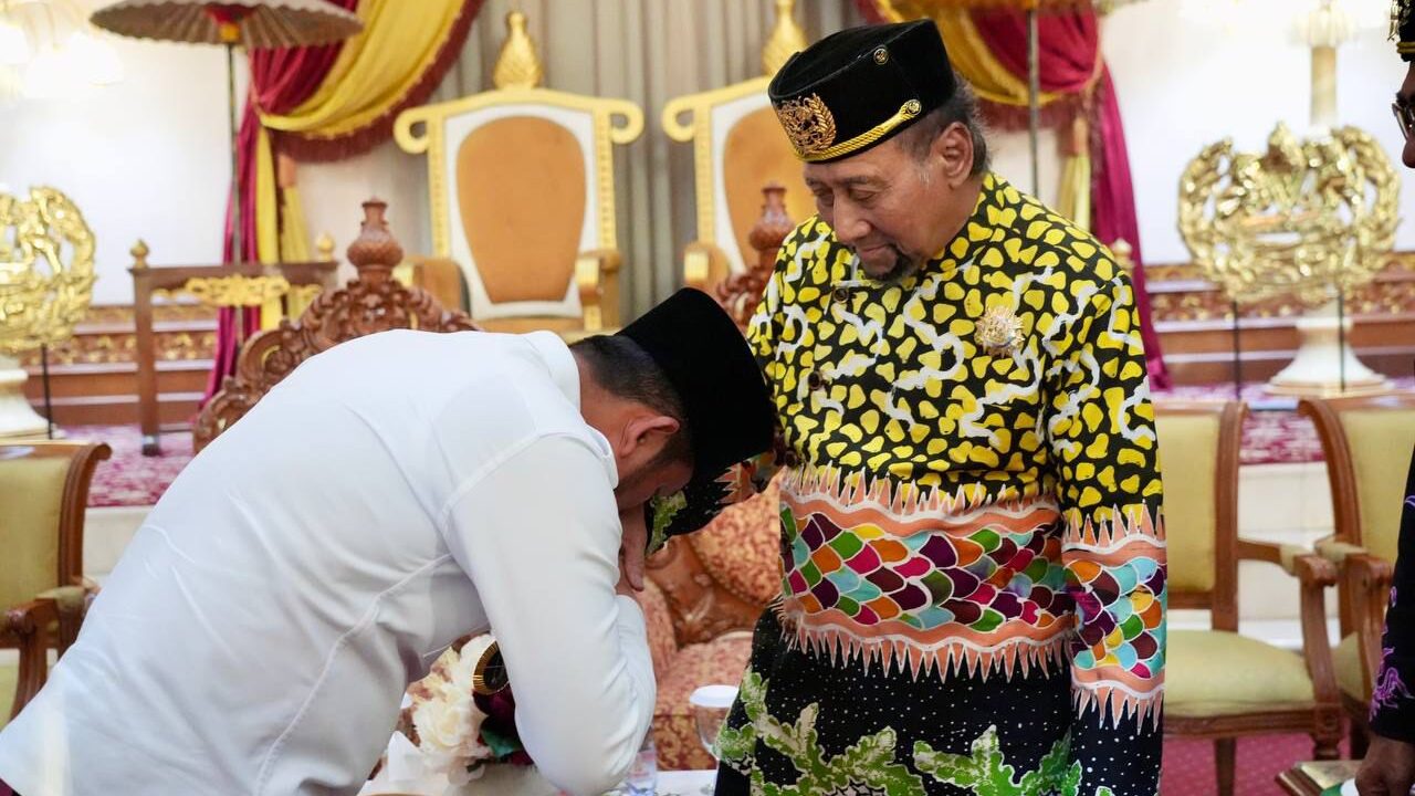Gubernur Kaltim Sowan ke Sultan Kutai untuk Luruskan Polemik Penempatan Kursi