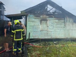Disdamkarmatan Kukar Gerak Cepat Padamkan Kebakaran Rumah Bangsalan di Timbau