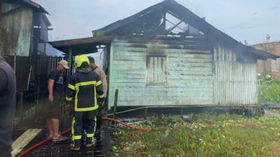Disdamkarmatan Kukar Gerak Cepat Padamkan Kebakaran Rumah Bangsalan di Timbau