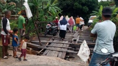 Jembatan Kayu di Desa Sebuntal Rusak Parah, Warga Terancam Kehilangan Akses