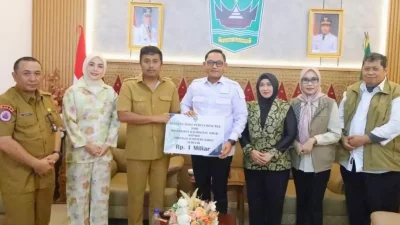 Perkuat Solidaritas Antardaerah, Pemprov Kaltim Serahkan Bantuan Rp1 Miliar kepada Sumbar 