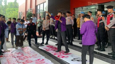 Geruduk Polres Kukar, Mahasiswa Unikarta Tuntut Hentikan Represifitas Aparat