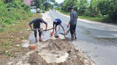 Gerakan Pemuda Samboja Gotong Royong Perbaiki Jalan Berlubang di Kampung Lama
