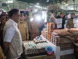 Cegah Kelangkaan Jelang Lebaran, Bupati Kukar Turun Langsung Tinjau Ketersediaan di Pasar
