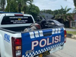 Ngebut di Jalan Pesut, Pemotor Dilarikan ke Rumah Sakit Usai Tabrak Mobil Berhenti
