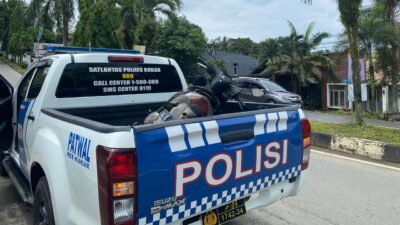 Ngebut di Jalan Pesut, Pemotor Dilarikan ke Rumah Sakit Usai Tabrak Mobil Berhenti