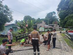 Polsek Siluq Ngurai dan Warga Gotong Royong Perbaiki Jembatan Kampung Kaliq