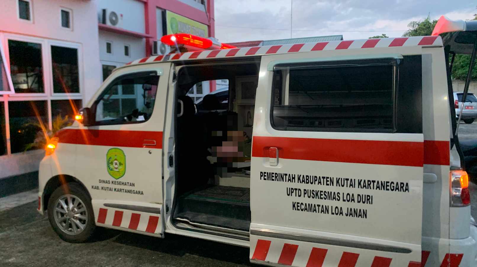 Pria Terlantar dan Sakit Dievakuasi Dinsos Kukar, Dirujuk ke RS untuk Penanganan