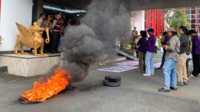 Mahasiswa Unikarta Gelar Aksi di Depan Kantor Bupati, Ini Dua Tuntutannya