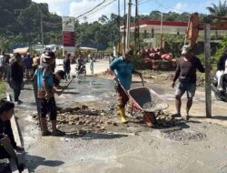 Tak Kunjung Diperhatikan, Warga Loa Kulu Kota Swadaya Perbaiki Jalan Nasional
