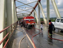 Truk Tangki BBM Diduga Bocor, Solar Tumpah Ruah di Jembatan Kukar dan Bikin Macet