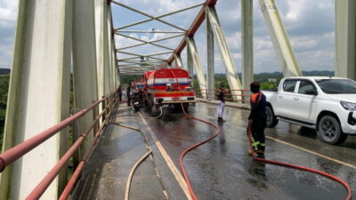 Truk Tangki BBM Diduga Bocor, Solar Tumpah Ruah di Jembatan Kukar dan Bikin Macet