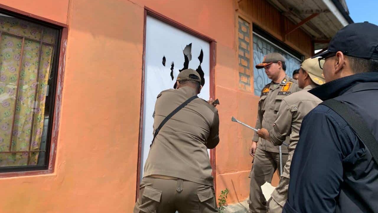 Satpol PP Kukar Tertibkan Bangunan di Lahan Aset Daerah Kelurahan Baru