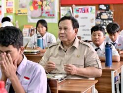 Presiden Gemoi, Begini Potret Lucu Prabowo Saat Tinjau Program MBG di Sekolah